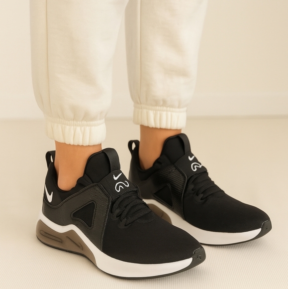 Nike Air Black Training Sneakers – Comfort and Style Combined - Picture 1 of 11